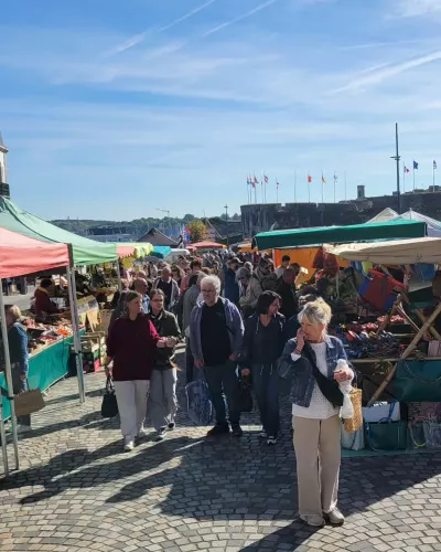 Matinée ensoleillée sur le marché de #concarneau